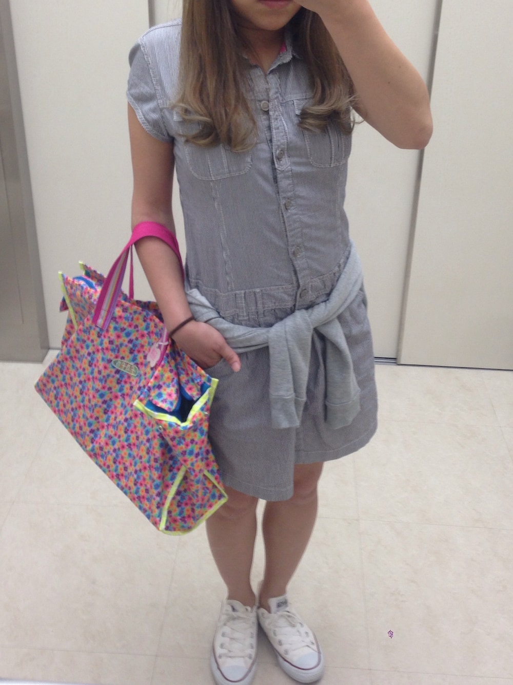 「ワンピース、花柄、H&M、converse、ストライプ、シャツワンピース、fafa、柄ワンピース、H&Mキッズ、CONVERS」｜「ODORANTES nano･universeのCONVERSE/OD/キャンバス オールスター OX（スニーカー、ホワイト系）」を使った、miiimiさん（レディース・153cm）の夏コーディネートの1枚目の写真