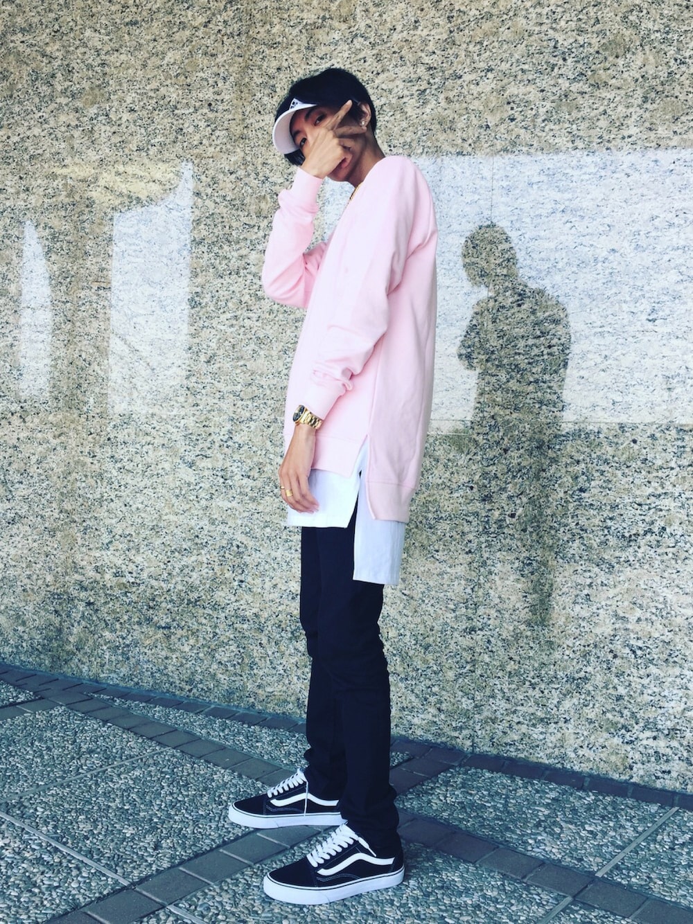 「adidasのアイテム（帽子、ホワイト系）」を使った、Nan Huangさん（メンズ・168cm）の冬コーディネートの1枚目の写真
