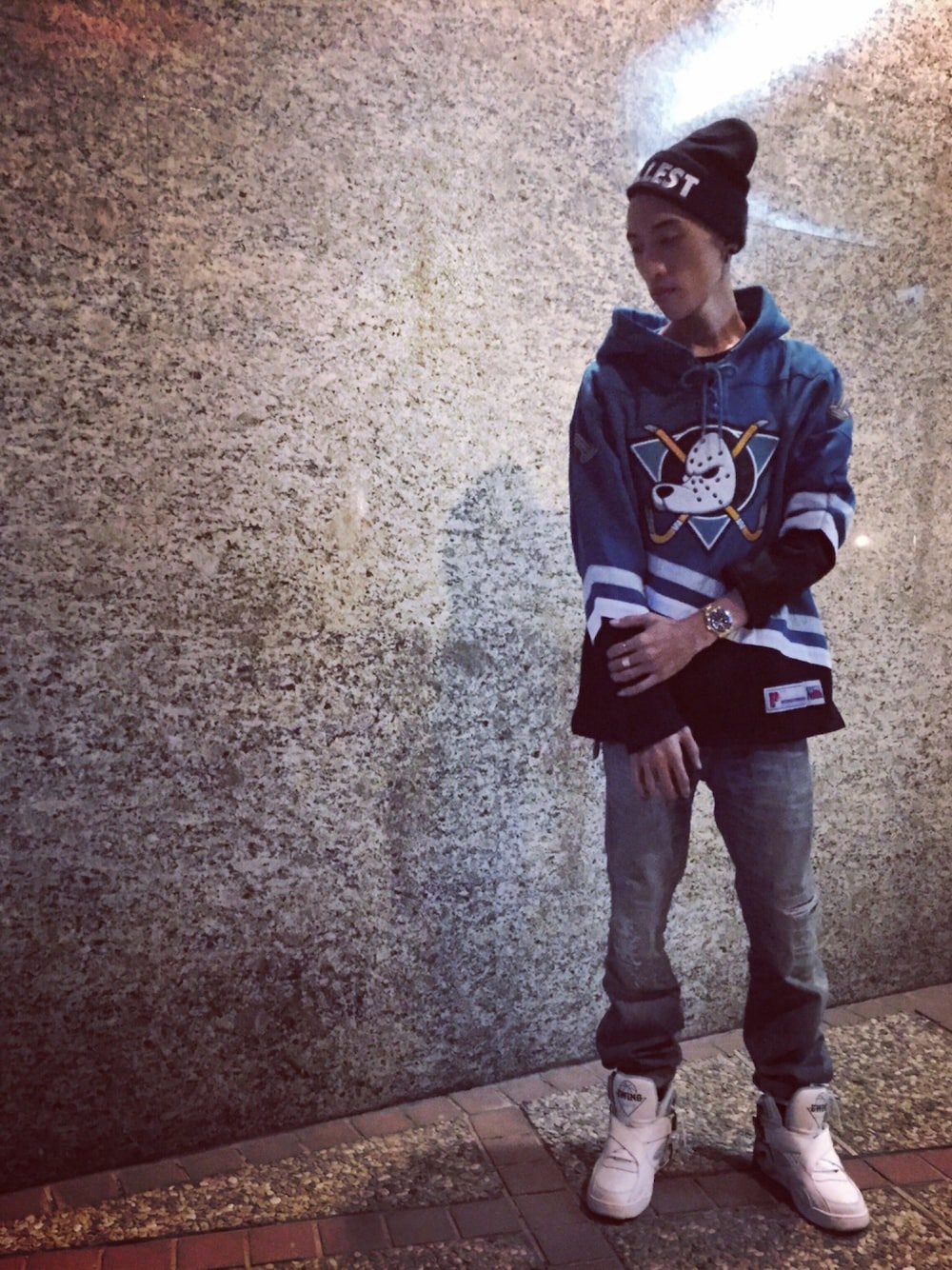 「PrettyNice のアイテム（帽子、ブラック系）」を使った、Nan Huangさん（メンズ・168cm）の冬コーディネートの1枚目の写真