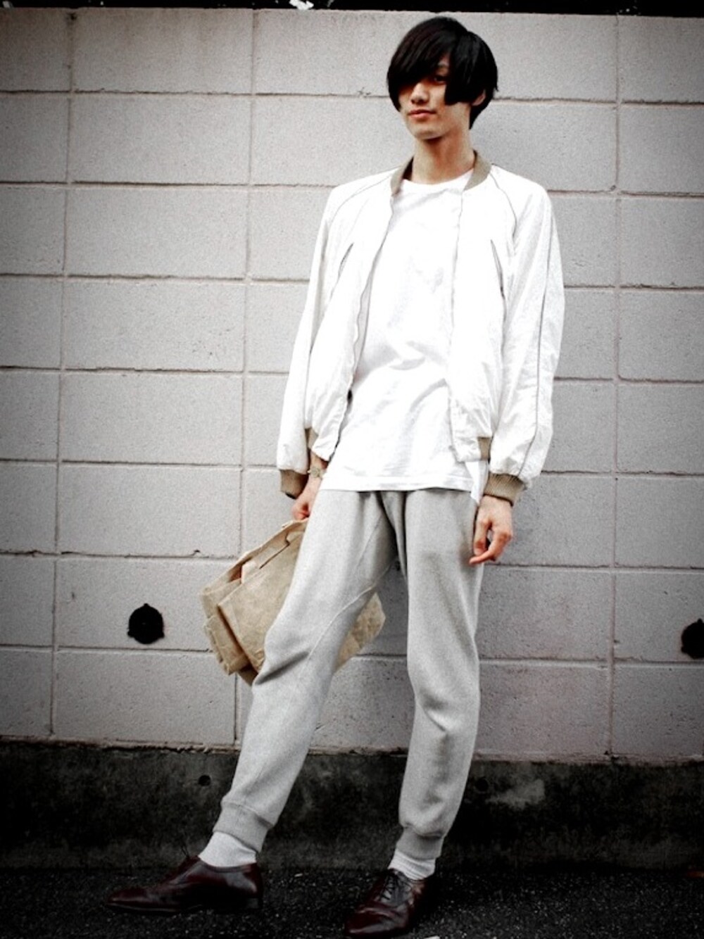 「ブルゾン、スウェット、紙バッグ」｜「YAECAのSweat pants（その他パンツ、グレー系）」を使った、山本健矢さん（メンズ・182cm）の冬コーディネートの1枚目の写真