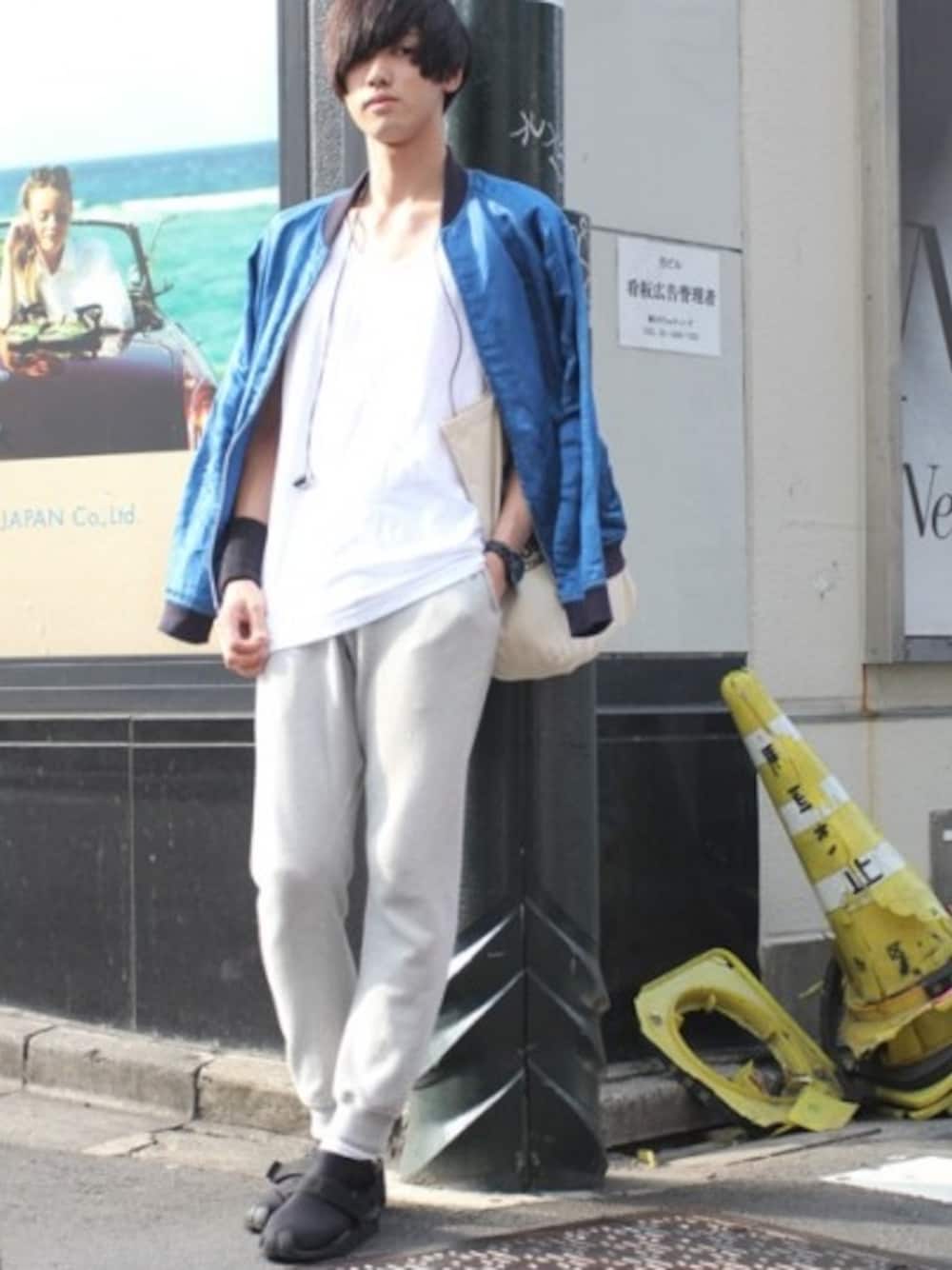 「ブルゾン、スウェット」｜「YAECAのSweat pants（その他パンツ、グレー系）」を使った、山本健矢さん（メンズ・183cm）の春コーディネートの1枚目の写真