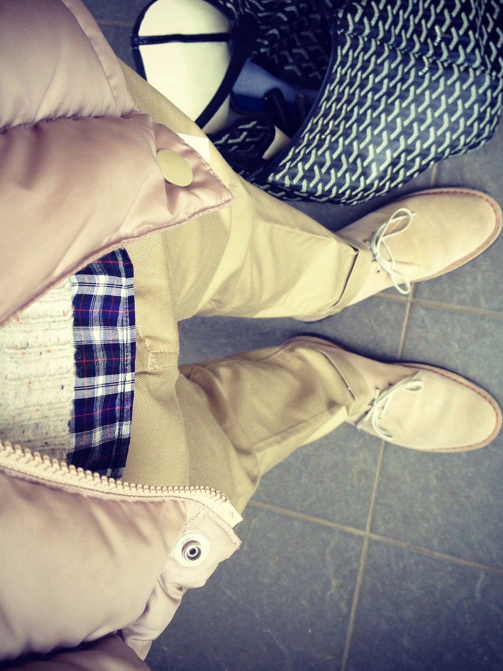 ベージュ系のニット/セーター、ブラック系のシャツ/ブラウス、ベージュ系のチノパンツを着用したメンズの春コーディネートの1枚目の写真