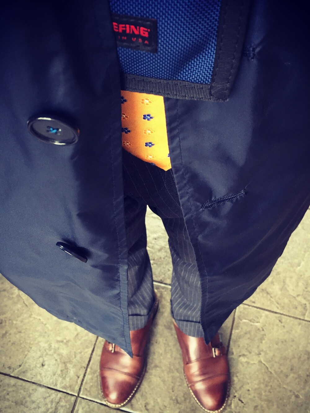 「ビジネススタイル、雨の日コーデ、パラブーツ、Paraboot、麻布テーラー、ユナイテッドアローズ」｜「UNITED ARROWSのアイテム（ステンカラーコート、ブルー系）」を使った、Eiichi Shiotaさん（メンズ・170cm）の春コーディネートの1枚目の写真