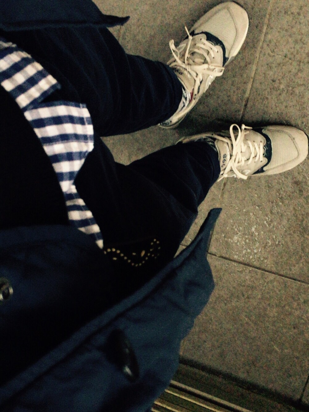 「休日スタイル、ネイビー、ＮＢ、チェックシャツ、SOPHNET.」｜「NEW BALANCEのアイテム（スニーカー、グレー系）」を使った、Eiichi Shiotaさん（メンズ・170cm）の秋コーディネートの1枚目の写真