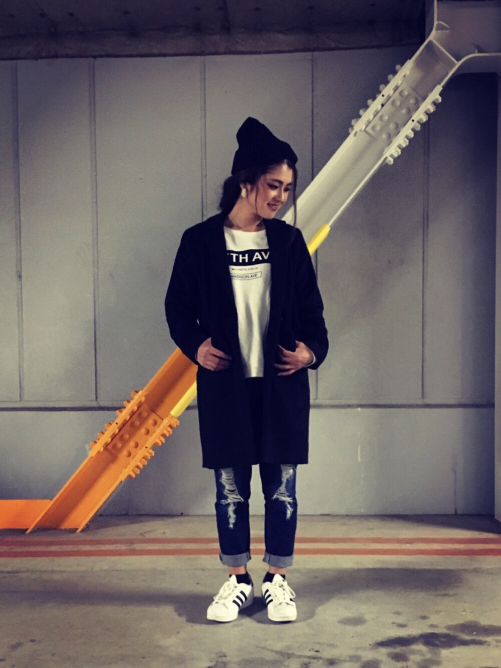 「VENCE EXCHANGE、VENCE share style、シャギー、アウター、冬、ボーイズデニム、ダメージデニムパンツ、adidas、superstar80's」｜「VENCEEXCHANGEのシャギーチェスターコート              （チェスターコート、ブラック系）」を使った、chiakiさん（レディース・157cm）の冬コーディネートの1枚目の写真