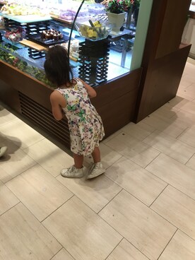 「H&M（エイチ・アンド・エム）のアイテム（ワンピース/ドレス、ホワイト系）」を使った、harukiさん（キッズ・110cm）の春コーディネート
