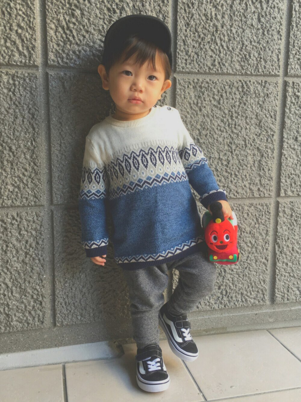 「キッズコーデ、ニット、サルエルパンツ、スニーカー、キャップ、1歳、男の子」｜「H&Mのアイテム（ニット/セーター、ブルー系）」を使った、MOMO♡さん（レディース・148cm）の秋コーディネートの1枚目の写真