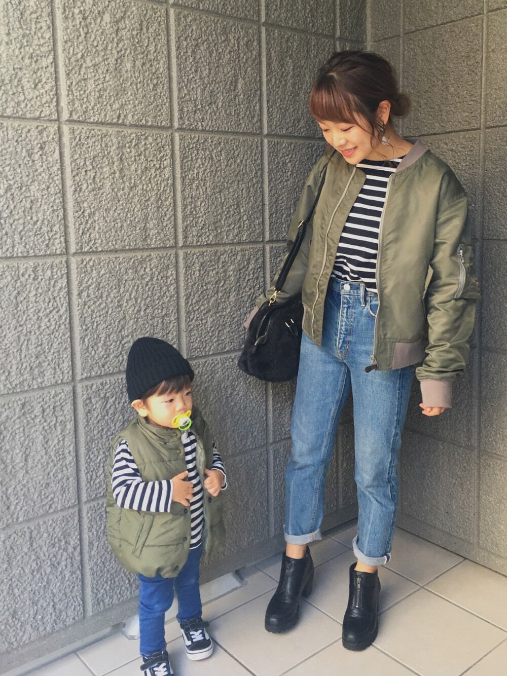 「シンプル、親子コーデ、男の子、ボーダー、デニム、ファー小物、ブーツ、スニーカー、MA-1」｜「UngridのヴィンテージナイロンMA-1（ジャケット/アウター、グリーン系）」を使った、MOMO♡さん（レディース・148cm）の秋コーディネートの1枚目の写真