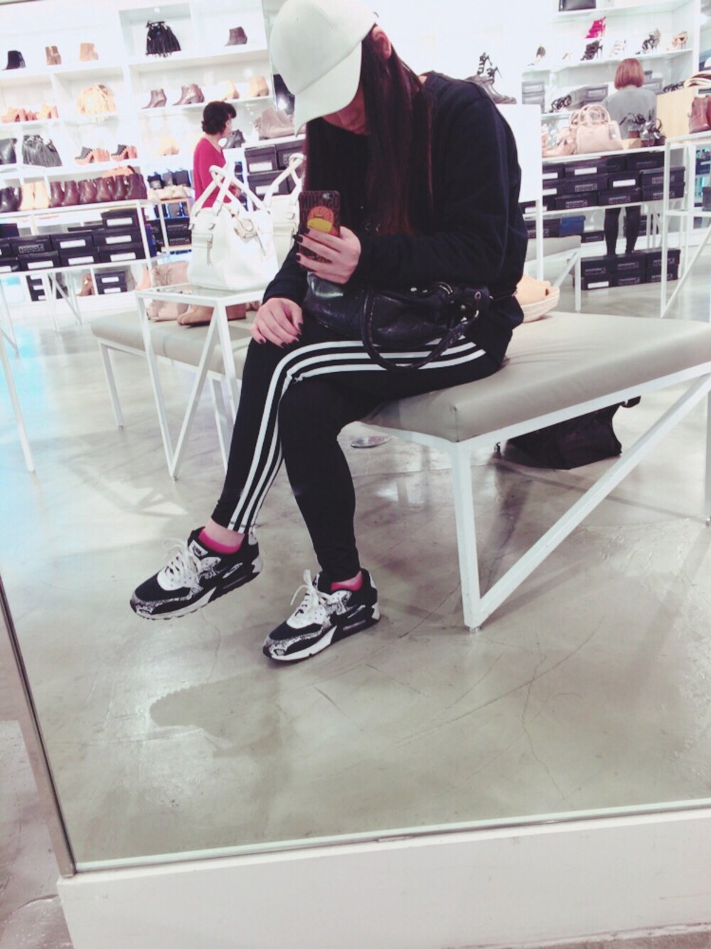 「adidasのアイテム（その他パンツ、ブラック系）」を使った、annaさん（レディース・163cm）の春コーディネートの1枚目の写真