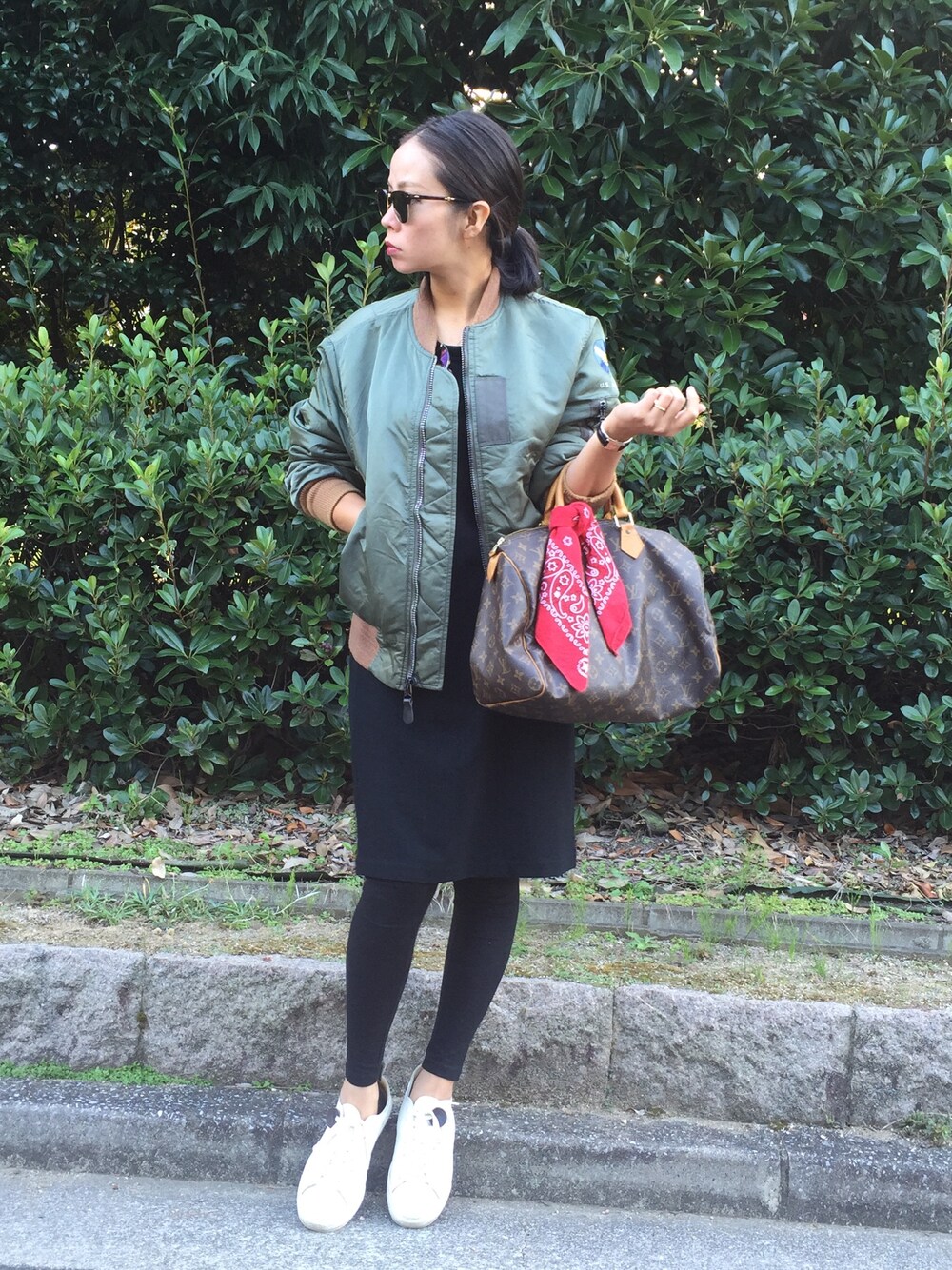 「MA-1、カーキ、ワンピース、スカート、スニーカー、outfit、バンダナ、LouisVuitton、ray ban、大人カジュアル」｜「Jのアイテム（ミリタリージャケット、グリーン系）」を使った、Sorm'86さん（レディース・163cm）の秋コーディネートの1枚目の写真