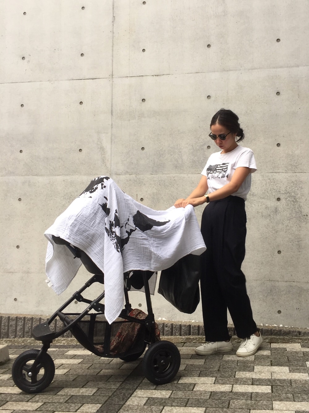 「オトナカジュアル、シンプルスタイル、ハイウエスト、スラックス、テーパードパンツ、APC、コムデギャルソン、COMME des GARCONS、ママコーデ」｜「A.P.C.のアイテム（Tシャツ/カットソー、ホワイト系）」を使った、Sorm'86さん（レディース・163cm）の夏コーディネートの1枚目の写真