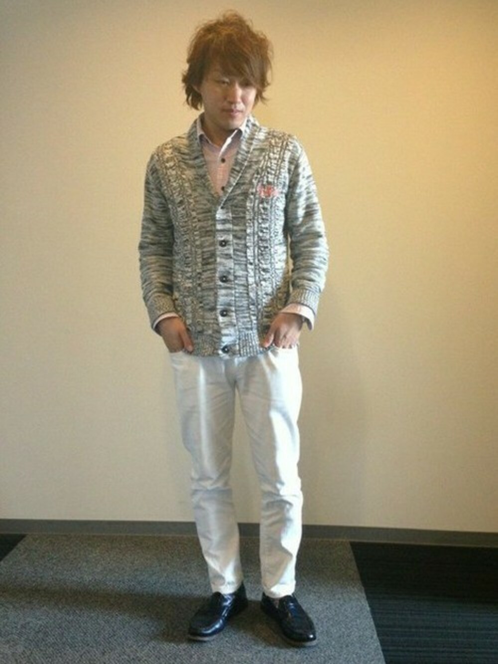 シルバー系のカーディガン/ボレロ、ピンク系のシャツ/ブラウス、ホワイト系のその他パンツを着用したメンズの冬コーディネートの1枚目の写真