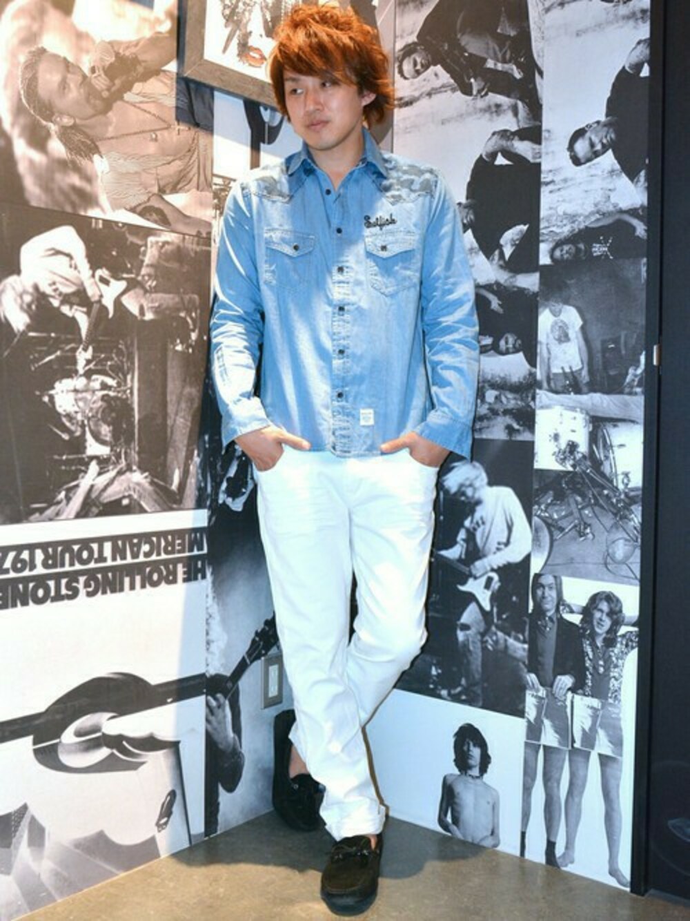 ブルー系のシャツ/ブラウス、ホワイト系のその他パンツを着用したメンズの春コーディネートの1枚目の写真