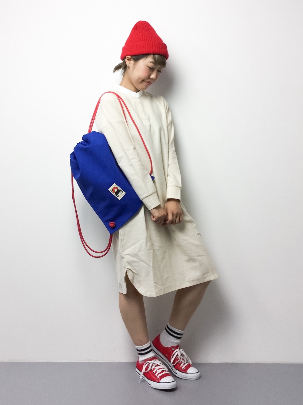 ホワイト系のワンピース、ブルー系のバックパック/リュックを着用したレディースの夏コーディネートの1枚目の写真