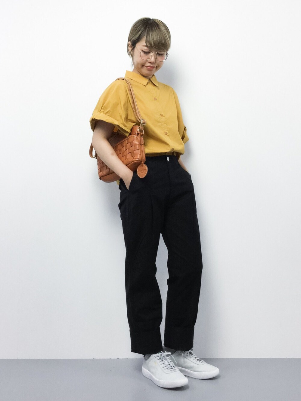 「カジュアル、イエロー、ショルダーバッグ、眼鏡、ラフ、PUMA、パンツスタイル、シャツスタイル、スニーカー×靴下、チビーズ✳︎」｜「THE DAYZ TOKYOのBig sleeve shirts（シャツ/ブラウス、イエロー系）」を使った、konabeさん（レディース・153cm）の夏コーディネートの1枚目の写真