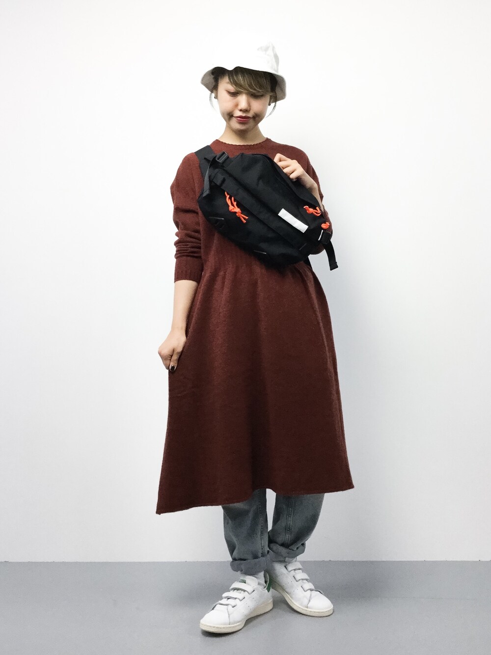 「カジュアル、ｂｕｌｌｅ　ｄｅ　ｓａｖｏｎ、adidas、ニットワンピース、アディダス、ラフ、スタンスミス、バケットハット、ボディバッグ、チビーズ✳︎」｜「bulle de savonのジーロンラム      ウエストギャザーOP（ワンピース、レッド系）」を使った、konabeさん（レディース・153cm）の秋コーディネートの1枚目の写真