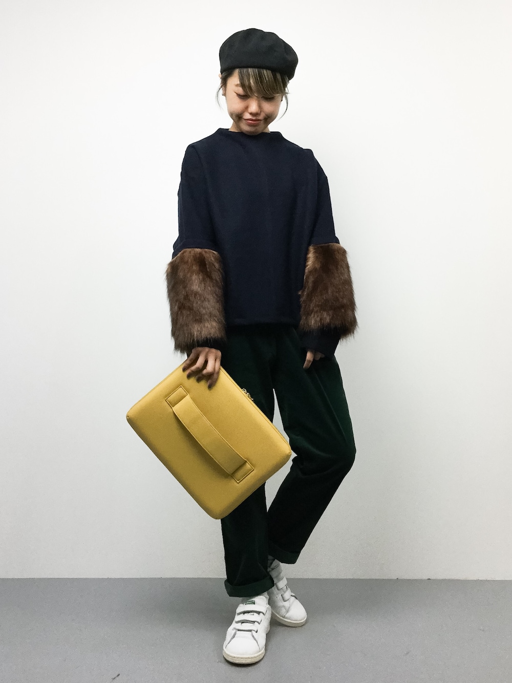 「ファー、コーデュロイ、ベレー帽、クラッチバッグ、adidas、ラフ、スタンスミス、ootd、オトナカジュアル、UNITED TOKYO」｜「UNITED TOKYOの2WAYスリーブファープルオーバー（ニット/セーター、ブルー系）」を使った、konabeさん（レディース・153cm）の秋コーディネートの1枚目の写真