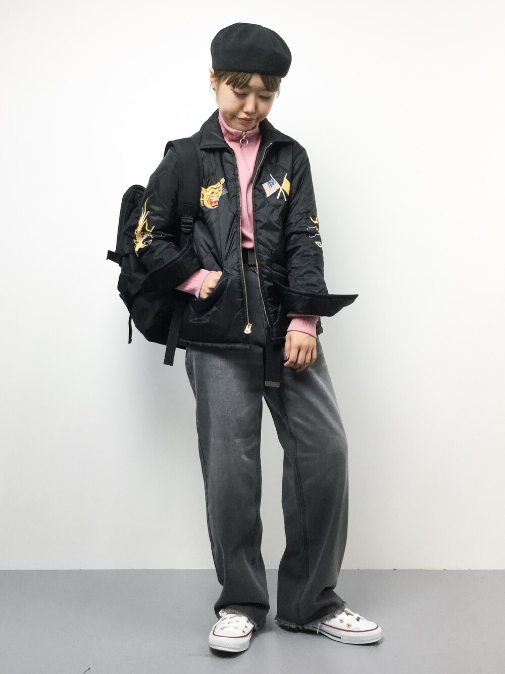 「ベレー帽、used、converse、ミリタリージャケット、ラフ、黒リュック、ootd、ダメージデニムパンツ、BEAMS BOY、ゆるコーデ」｜「BEAMS BOYのTAILOR TOYO×BEAMS BOY / ベトナム ライナー ジャケット（ミリタリージャケット、ブラック系）」を使った、konabeさん（レディース・153cm）の秋コーディネートの1枚目の写真