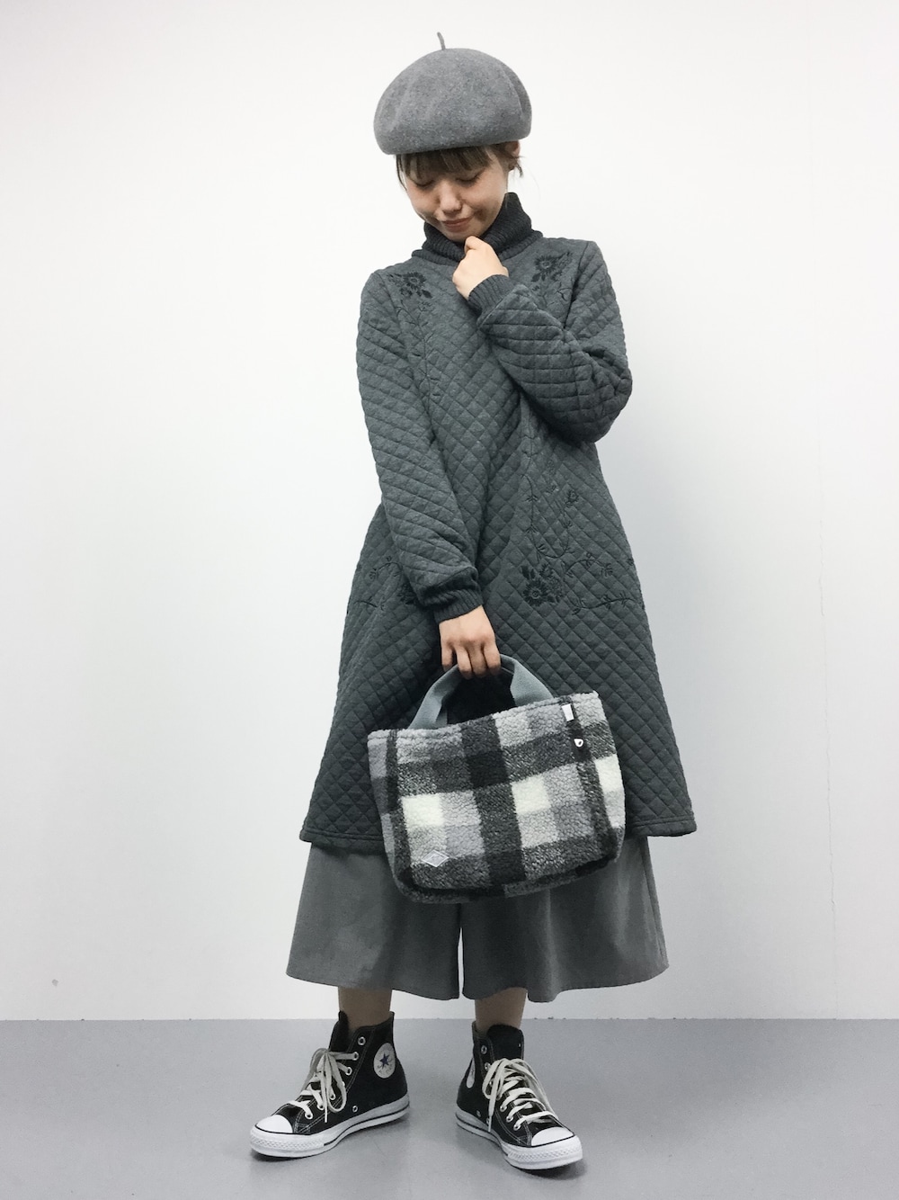 「トートバッグ、グレー、ベレー帽、キルティング、converse、刺繍、モノトーン、ラフ、ootd、ゆるコーデ」｜「SUPER HAKKAの花かんむり刺しゅうキルティングワンピース（ワンピース、グレー系）」を使った、konabeさん（レディース・153cm）の秋コーディネートの1枚目の写真