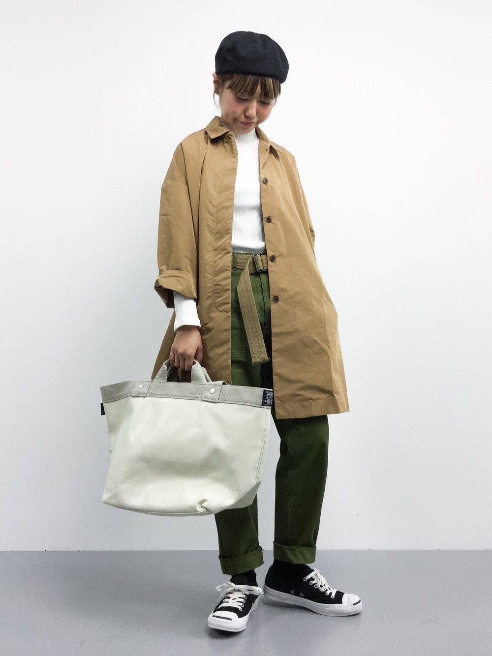 「スニーカー、カジュアル、ベレー帽、converse、カーキ、ラフ、ジャックパーセル、コートスタイル、ootd、ゆるコーデ」｜「CIAOPANICのメモリー織りAラインコート（その他アウター、イエロー系）」を使った、konabeさん（レディース・153cm）の秋コーディネートの1枚目の写真