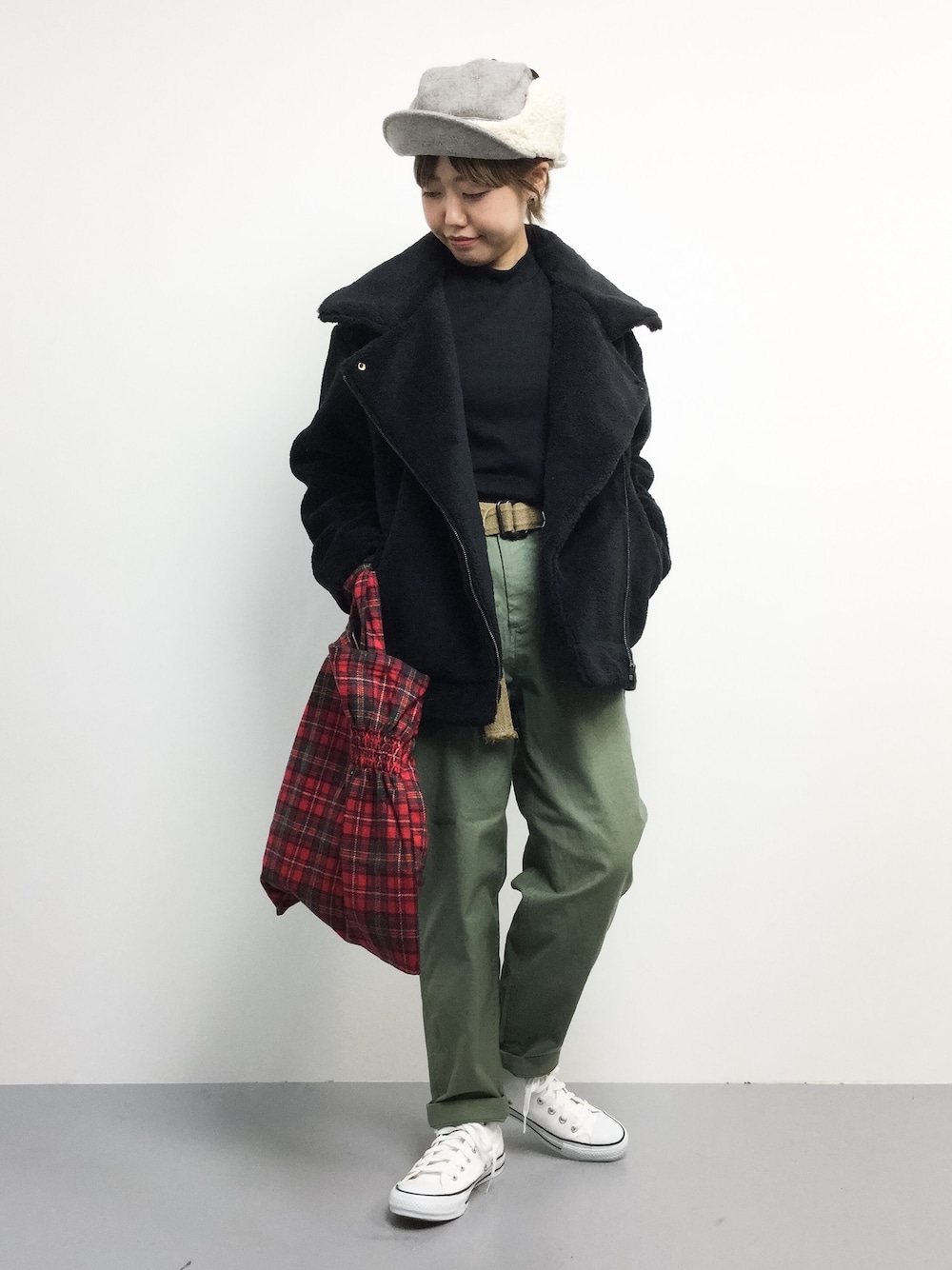 「ライダース、converse、カーキ、スニーカーコーデ、ラフ、赤チェック、ボアジャケット、ootd、ゆるコーデ、ボアキャップ」｜「HeatherのボアBIGライダース　731523（ライダースジャケット、ブラック系）」を使った、konabeさん（レディース・153cm）の秋コーディネートの1枚目の写真