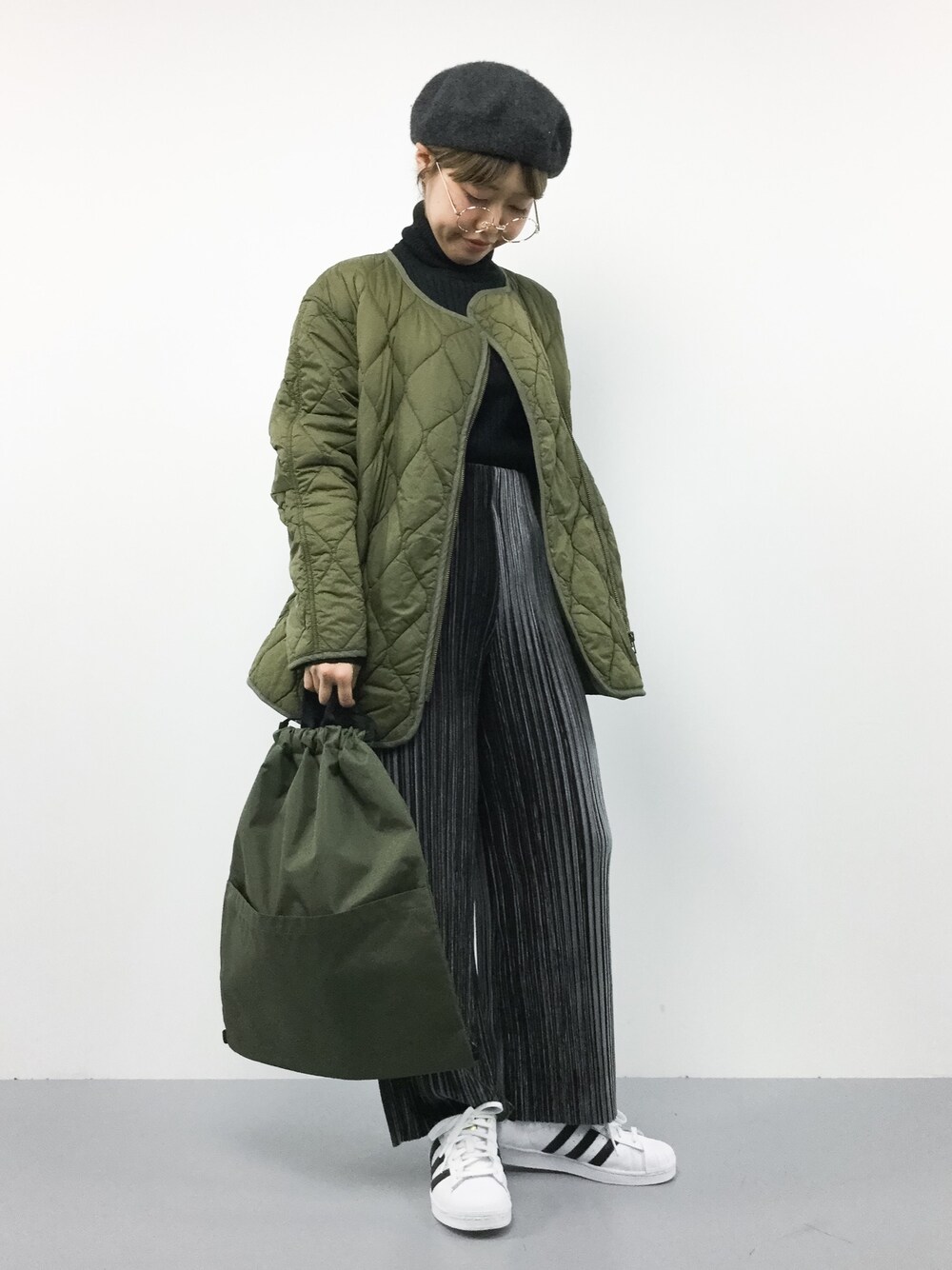 「ミリタリー、ベレー帽、キルティング、カーキ、丸メガネ、ラフ、ootd、ゆるコーデ、プリーツパンツ、ベロアパンツ」｜「B:MING by BEAMSのビーミング by ビームス / ライナーキルティングブルゾン（ブルゾン、グリーン系）」を使った、konabeさん（レディース・153cm）の秋コーディネートの1枚目の写真