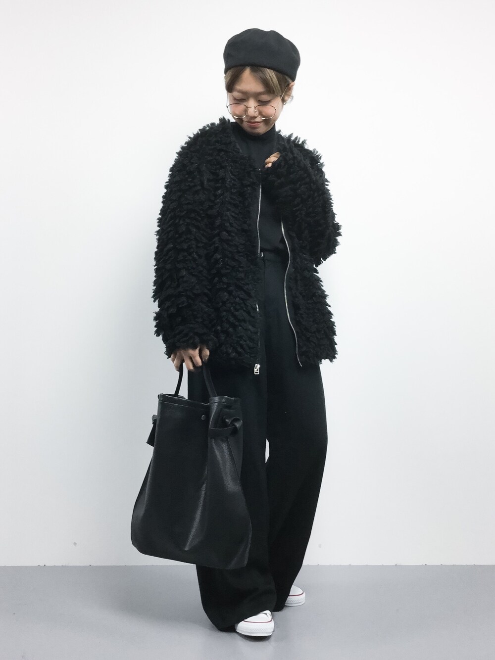 「ビッグシルエット、ベレー帽、めがね、ブラックコーデ、モノトーン、ラフ、ボアジャケット、ootd、ゆるコーデ、だぼっとゆるっと。」｜「ChicaのChica/チカ/Volume Boa Blouson（ブルゾン、ブラック系）」を使った、konabeさん（レディース・153cm）の秋コーディネートの1枚目の写真