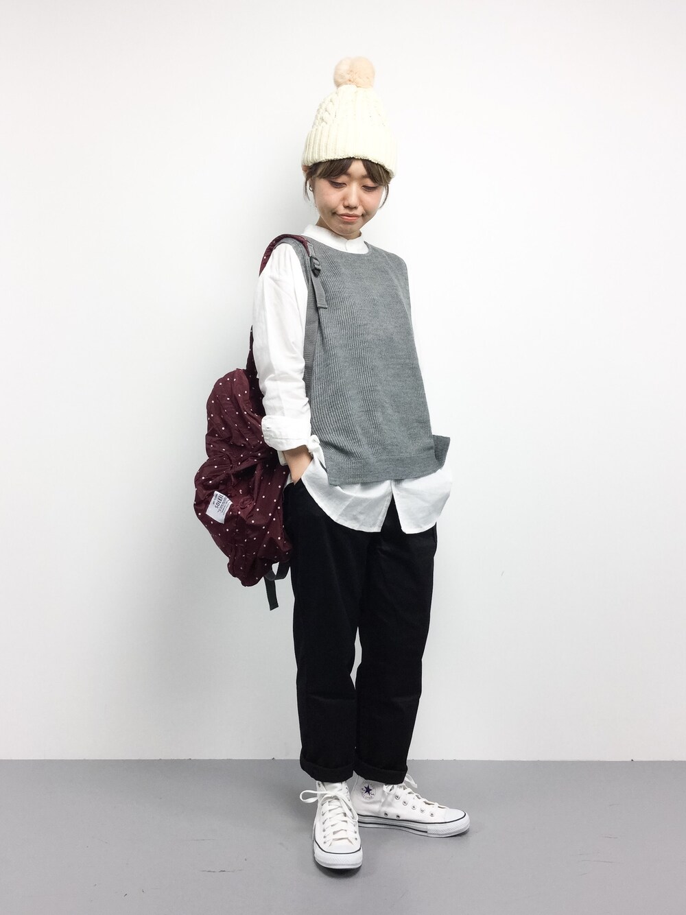 「白シャツ、ニット帽、converse、スニーカーコーデ、メンズライク、ニットベスト、ラフ、ootd、ゆるコーデ、outfit」｜「folkloreのアームホールゆったりニットベスト（ベスト、グレー系）」を使った、konabeさん（レディース・153cm）の秋コーディネートの1枚目の写真