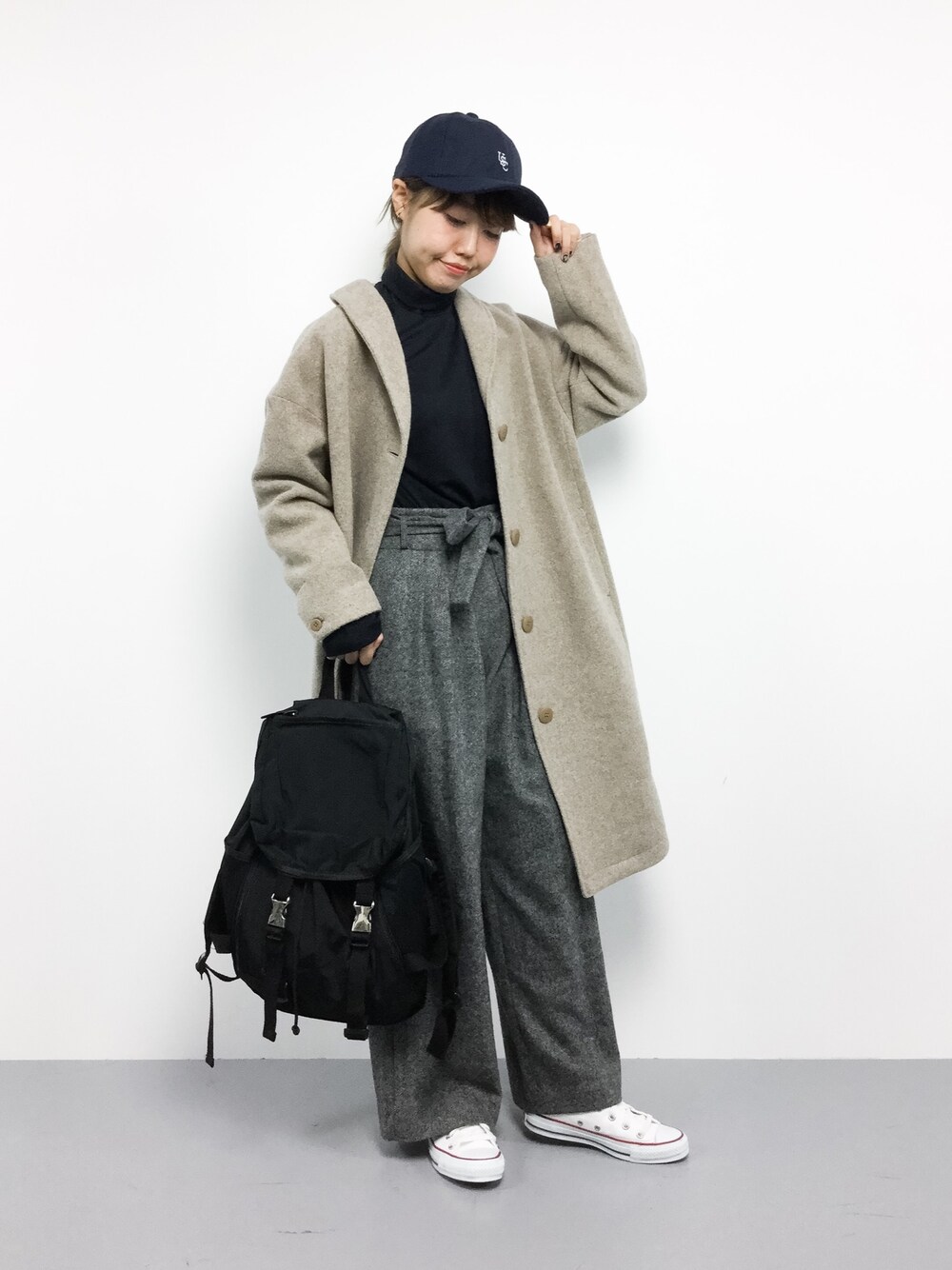 「キャップ、converse、ショールカラー、メンズライク、アースカラー、ラフ、黒リュック、ootd、ゆるコーデ、outfit」｜「PAR ICIの圧縮ウール　ショールカラードロップコート（その他アウター、ベージュ系）」を使った、konabeさん（レディース・153cm）の秋コーディネートの1枚目の写真