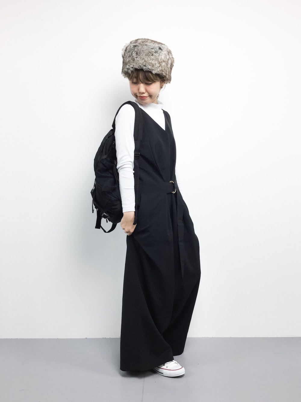 「オールインワン、converse、モノトーン、ラフ、黒リュック、ootd、シンプルコーデ、ファー帽子、ゆるコーデ、outfit」｜「URBAN RESEARCH DOORS WOMENSのDOORS ベルト付きオールインワン（つなぎ/オールインワン、ブラック系）」を使った、konabeさん（レディース・153cm）の秋コーディネートの1枚目の写真