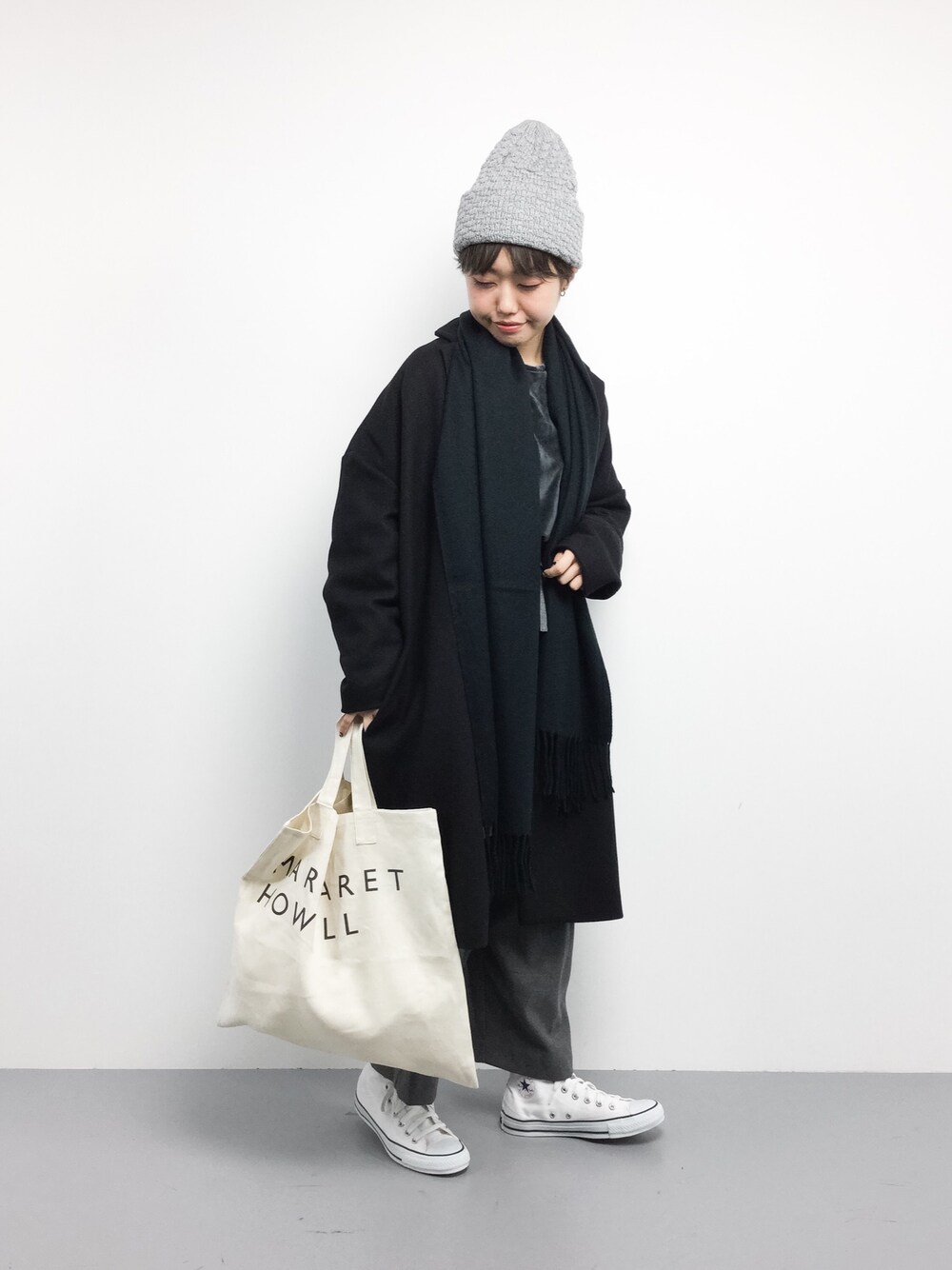 「トートバッグ、ニット帽、マフラー、converse、モノトーン、コクーンコート、ラフ、ootd、ゆるコーデ、outfit」｜「coenのワッフルワッチ（ニットキャップ/ビーニー、グレー系）」を使った、konabeさん（レディース・153cm）の秋コーディネートの1枚目の写真