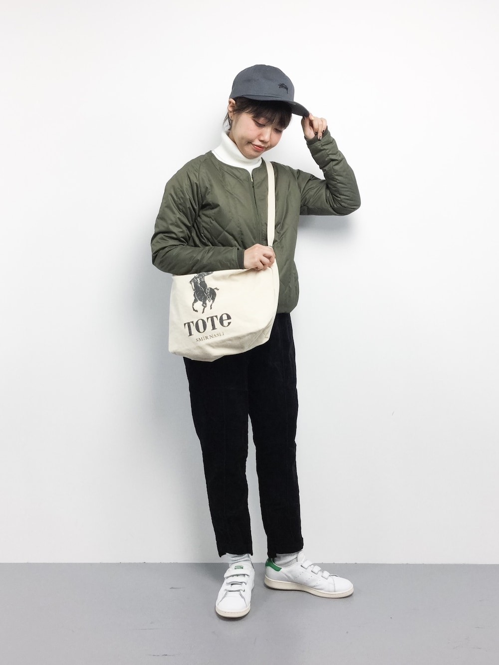 「ショルダーバッグ、キャップ、コーデュロイパンツ、メンズライク、ラフ、カーキアウター、キルティングジャケット、スタンスミス、ootd、ゆるコーデ」｜「Stussy WomenのStock Low Cap（キャップ、グレー系）」を使った、konabeさん（レディース・153cm）の秋コーディネートの1枚目の写真