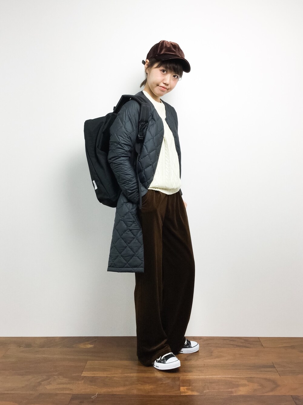 「キャップ、ゆるニット、メンズライク、ラフ、黒リュック、キルティングコート、ootd、ゆるコーデ、outfit、ベロアパンツ」｜「OLIVE des OLIVEの★べロア　キャップ（キャップ、ブラウン系）」を使った、konabeさん（レディース・153cm）の冬コーディネートの1枚目の写真