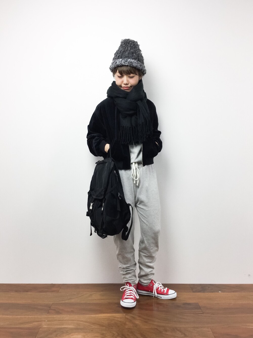 「converse、モノトーン、マフラーぐるぐる、ラフ、黒リュック、ootd、ゆるコーデ、outfit、差し色(赤)、ベロアジャケット」｜「GLOBAL WORKの【洗える】ムジＢＩＧストール/728544（マフラー、ブラック系）」を使った、konabeさん（レディース・153cm）の冬コーディネートの1枚目の写真