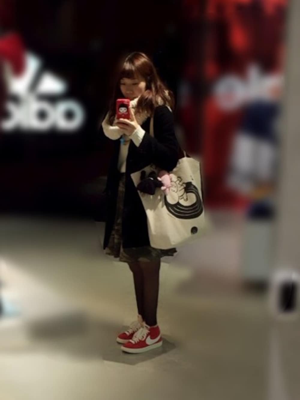 「LIVE、靴下×スニーカー、迷彩スカート、スヌード、白ニット、アメカジ、赤スニーカー、チェスターコート」｜「マムアンちゃんのアイテム（トートバッグ、ベージュ系）」を使った、ykさん（レディース・150cm）の冬コーディネートの1枚目の写真