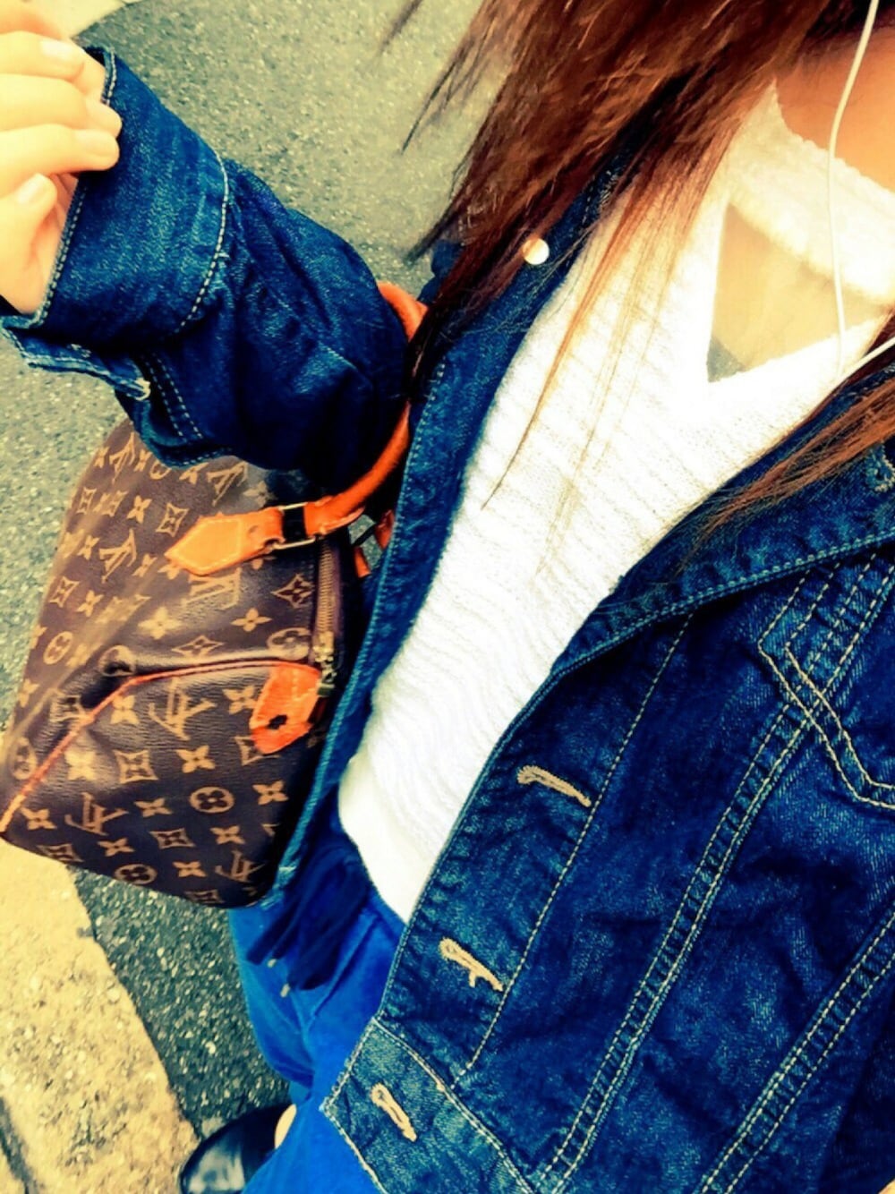「ENVYM、ラクチンコーデ、カジュアル、ジージャン、ラフ、スウェット、カジュアルコーデ、LouisVuitton、デニムジャケット、大人コーデ」｜「ENVYMのアイテム（ニット/セーター、ホワイト系）」を使った、h.さん（レディース・155cm）の春コーディネートの1枚目の写真