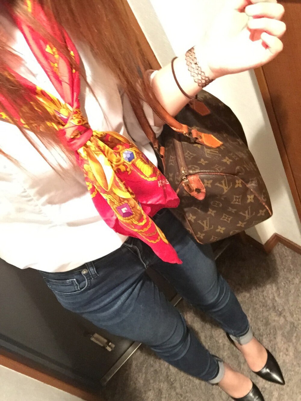 「カジュアル、シャツスタイル、大人カジュアル、バンダナ、ストール、パンツスタイル、LouisVuitton、赤、ストールコーデ、バンダナ首巻き」｜「はるやまのアイテム（シャツ/ブラウス、ホワイト系）」を使った、h.さん（レディース・155cm）の春コーディネートの1枚目の写真