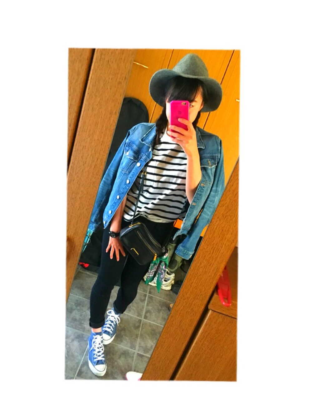 ホワイト系のTシャツ/カットソー、ブルー系のデニムジャケット、ブラック系のショルダーバッグを着用したレディースの春コーディネートの1枚目の写真