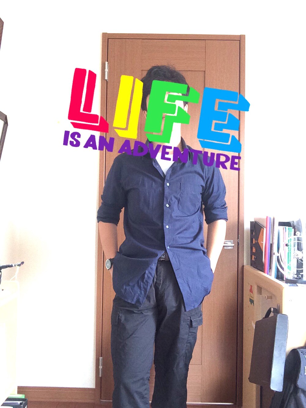「自室、ユニクロ、シンプルコーデ」｜「UNIQLOのMEN ファインクロスストレッチスリムフィットブロードシャツ（長袖）＋（シャツ/ブラウス、ブルー系）」を使った、たっかみんさん（メンズ・165cm）の夏コーディネートの1枚目の写真