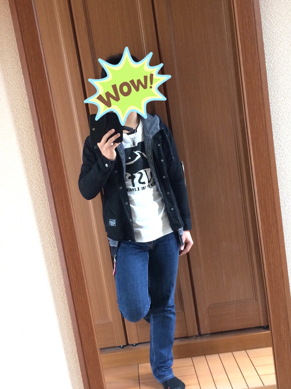 「ootd、denim、casual、black and white、streetstyle、休日ちょっとそこまで」｜「EDWINの【EDWIN】INTERNATIONAL BASIC  403 SOFT FLEX ストーンウォッシュ（デニムパンツ、ブルー系）」を使った、たっかみんさん（メンズ・165cm）の秋コーディネートの1枚目の写真