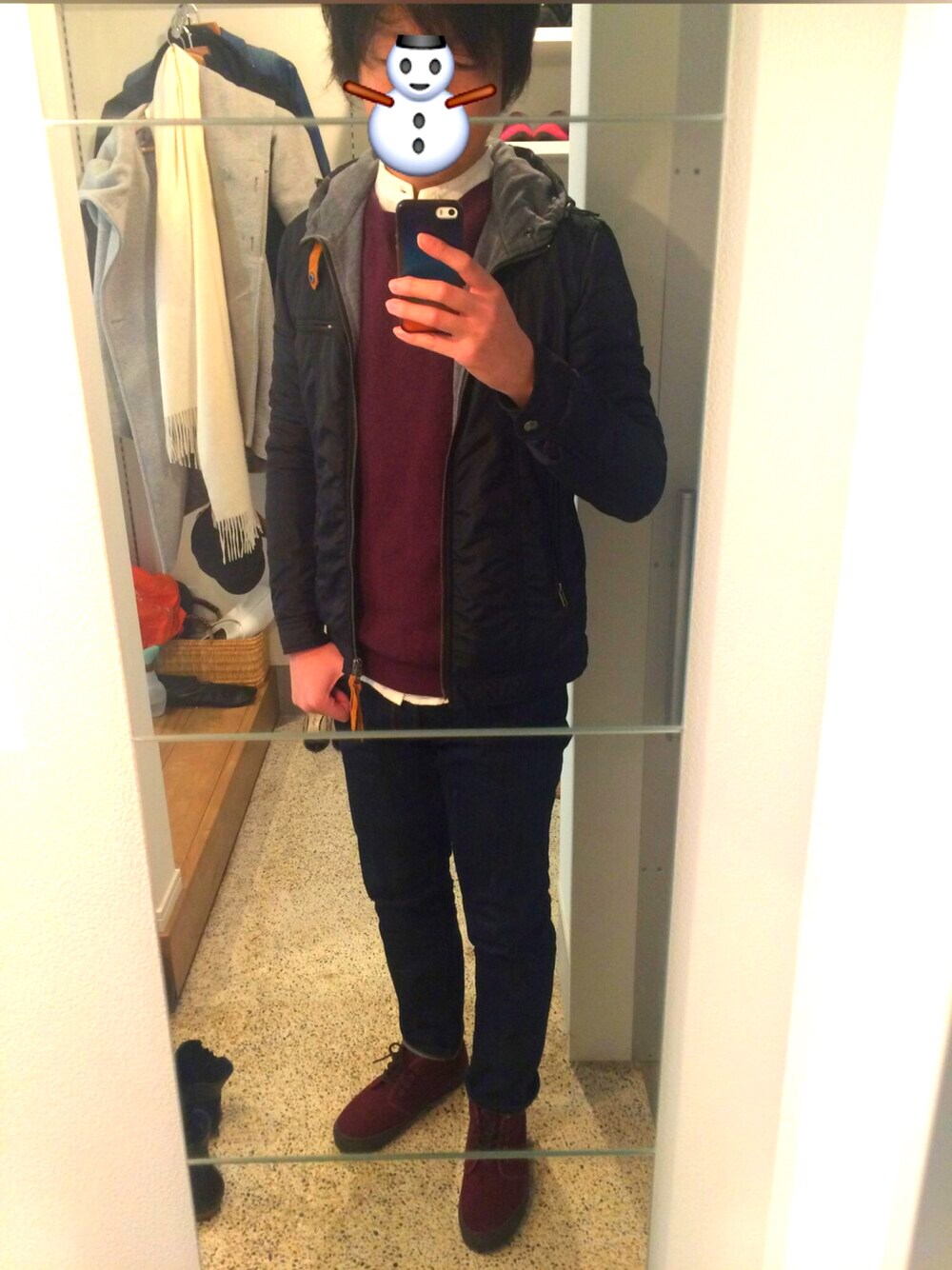 「VANS、ボルドー、バーガンディー、エンジ色、コストコ、行って肉を買います」｜「UNIQLOのアイテム（デニムパンツ、ブルー系）」を使った、whaleさん（メンズ・175cm）の冬コーディネートの1枚目の写真