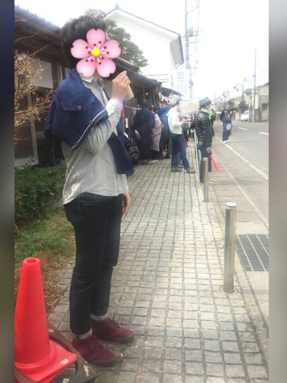 「春コーデ、バーガンディー、桜、街フェス、七尾旅人、結城」｜「GUのアイテム（シャツ/ブラウス、グレー系）」を使った、whaleさん（メンズ・175cm）の春コーディネートの1枚目の写真