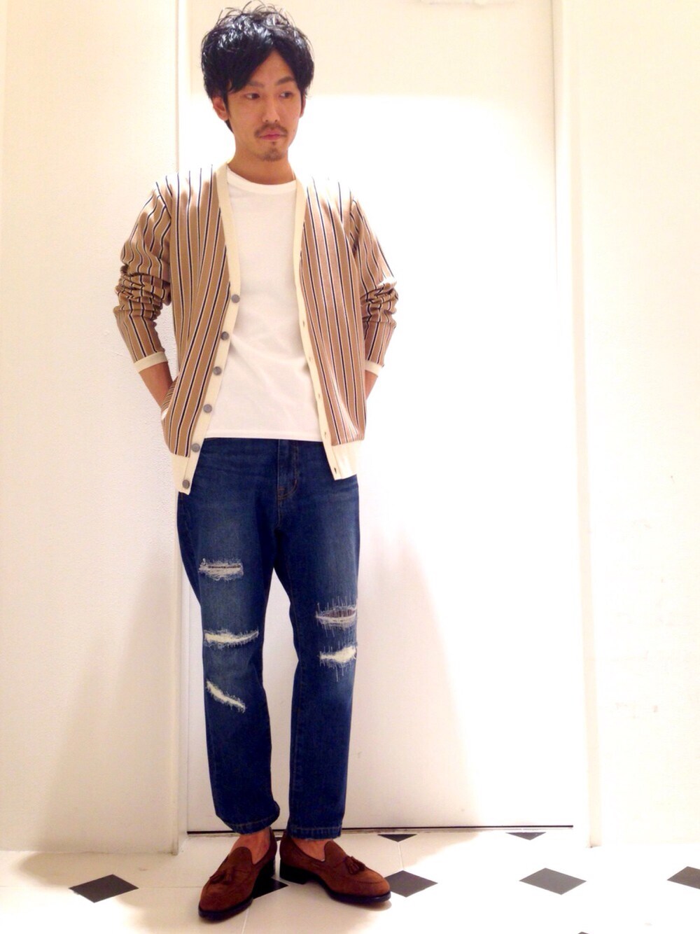 ベージュ系のカーディガン/ボレロ、ブルー系のデニムパンツ、ホワイト系のTシャツ/カットソーを着用したメンズの夏コーディネートの1枚目の写真