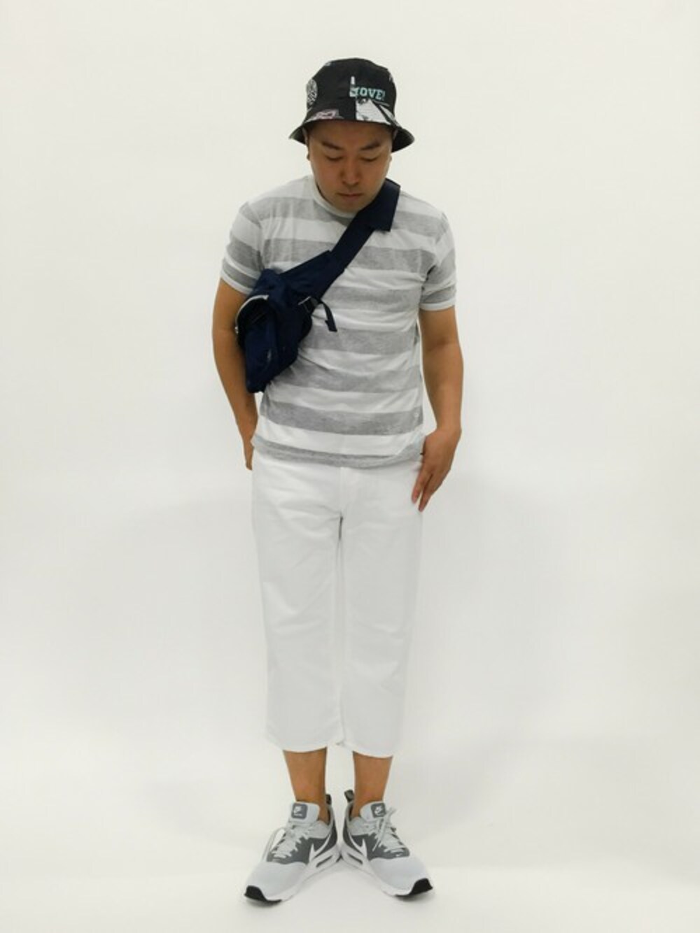 ブラック系のTシャツ/カットソー、ホワイト系のデニムパンツ、グレー系のスニーカーを着用したメンズの春コーディネートの1枚目の写真