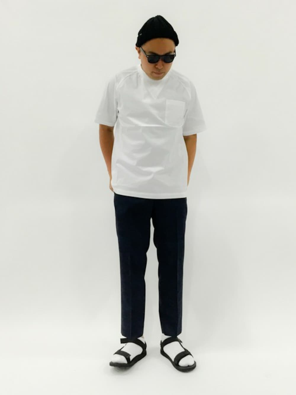 「サングラス、EDIFICE、teva、サンダル×靴下、EN ROUTE(EN ROUTE)」｜「EN ROUTEのENR C BRD P/O S/SL（シャツ/ブラウス、ホワイト系）」を使った、ナカガワ リュウさん（メンズ・172cm）の春コーディネートの1枚目の写真