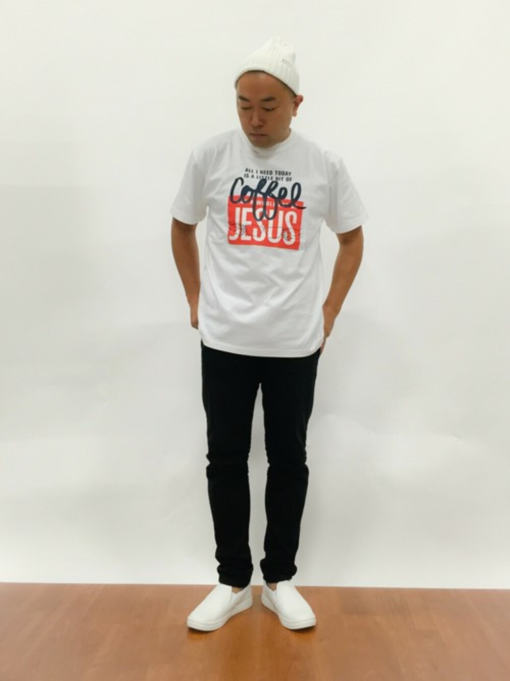 「Admiral、nano・universe、BEAMS T、MEN'S BIGI」｜「NANO universeのRACAL(ラカル)/ 別注3WAYスタンダードニットCAP（ニットキャップ/ビーニー、ホワイト系）」を使った、ナカガワ リュウさん（メンズ・172cm）の春コーディネートの1枚目の写真