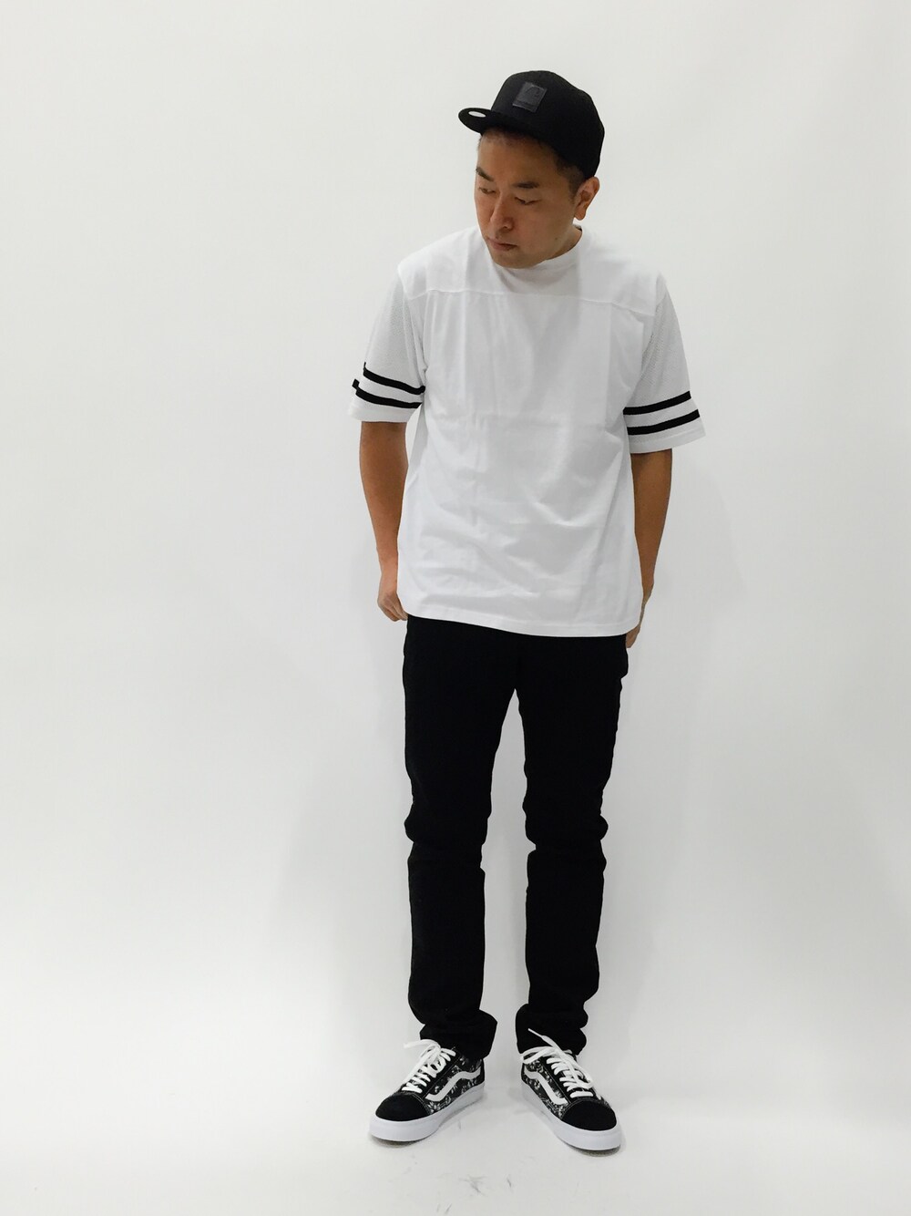 「VANS、LEE、carhartt、nano・universe、green label relaxing、old skool」｜「CarharttのLOGO STARTER CAP（キャップ、ブラック系）」を使った、ナカガワ リュウさん（メンズ・172cm）の夏コーディネートの1枚目の写真