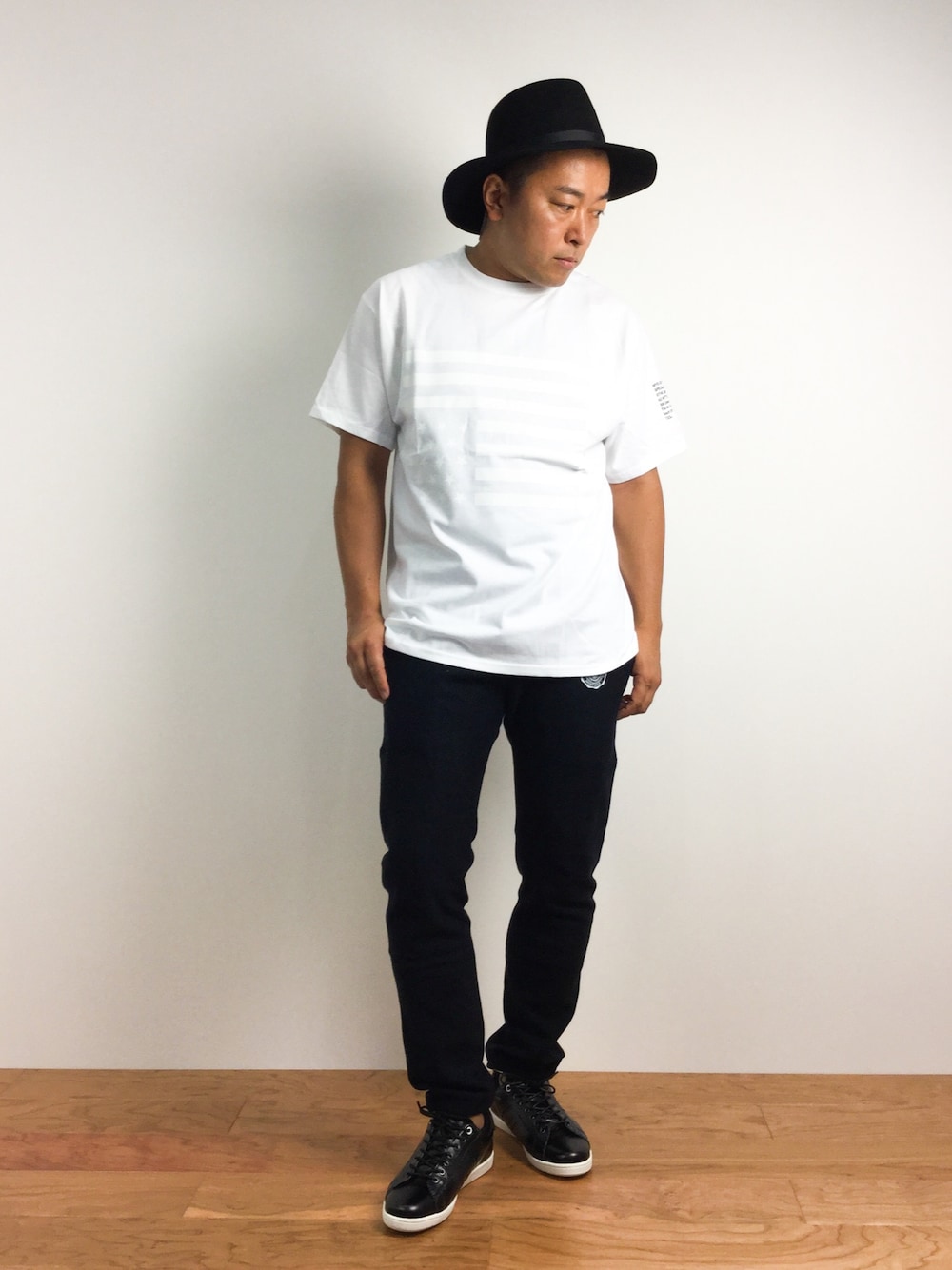 「スウェットパンツ、BEAMS、terrem、レザーシューズ、MYE-DO'、BLISS POINT、ツバ広ハット、カレッジロゴ」｜「BLISS POINTのベーシックブリムHATAW/566662（ハット、ブラック系）」を使った、ナカガワ リュウさん（メンズ・172cm）の夏コーディネートの1枚目の写真