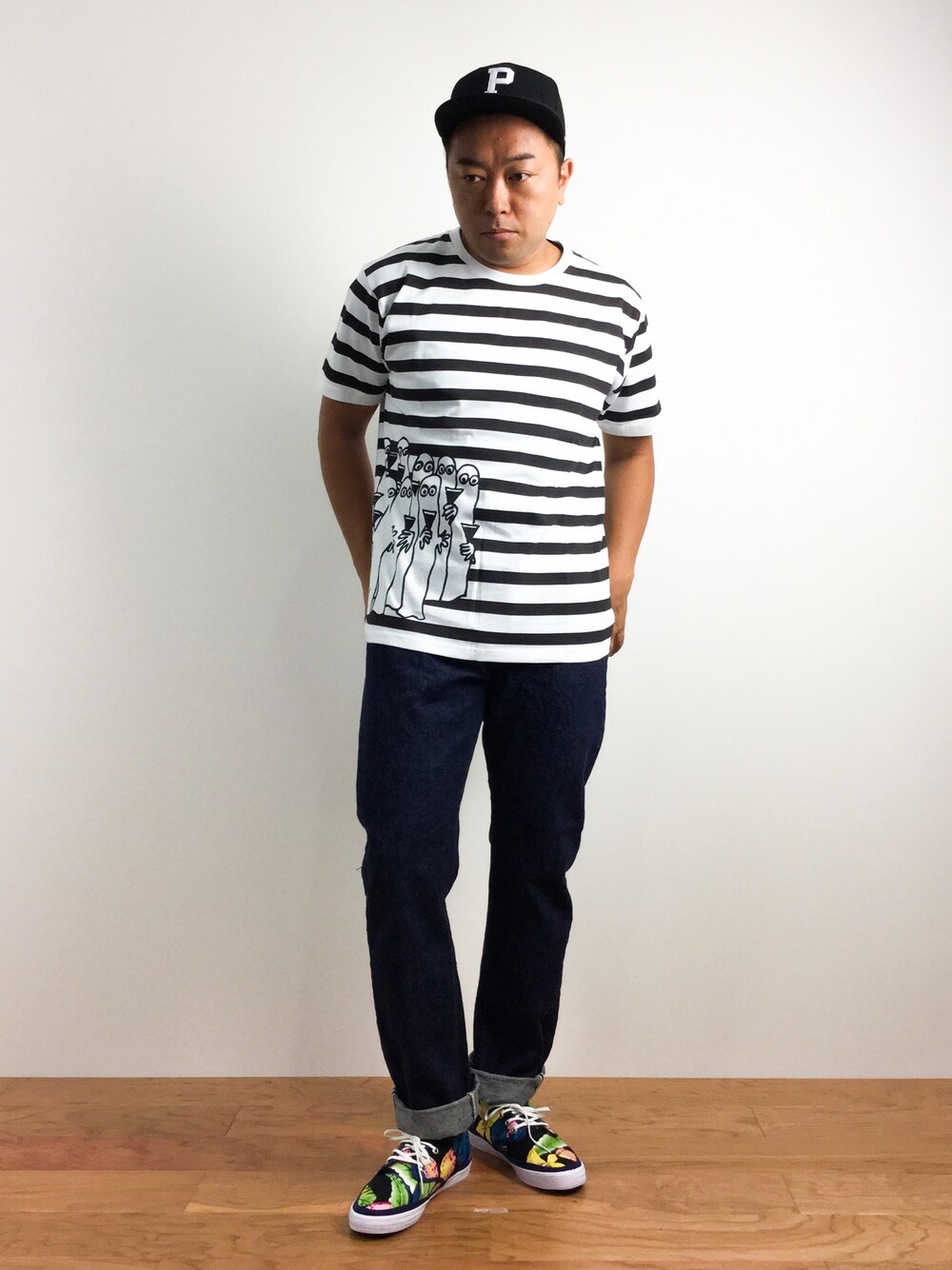 「graniph、ベースボールキャップ、ムーミン、nano・universe、gravis、fennica」｜「Design Tshirts Store graniphのコラボレーションTシャツ/ムーミン(ハッティフナットグラス)（Tシャツ/カットソー、ブラック系）」を使った、ナカガワ リュウさん（メンズ・172cm）の夏コーディネートの1枚目の写真