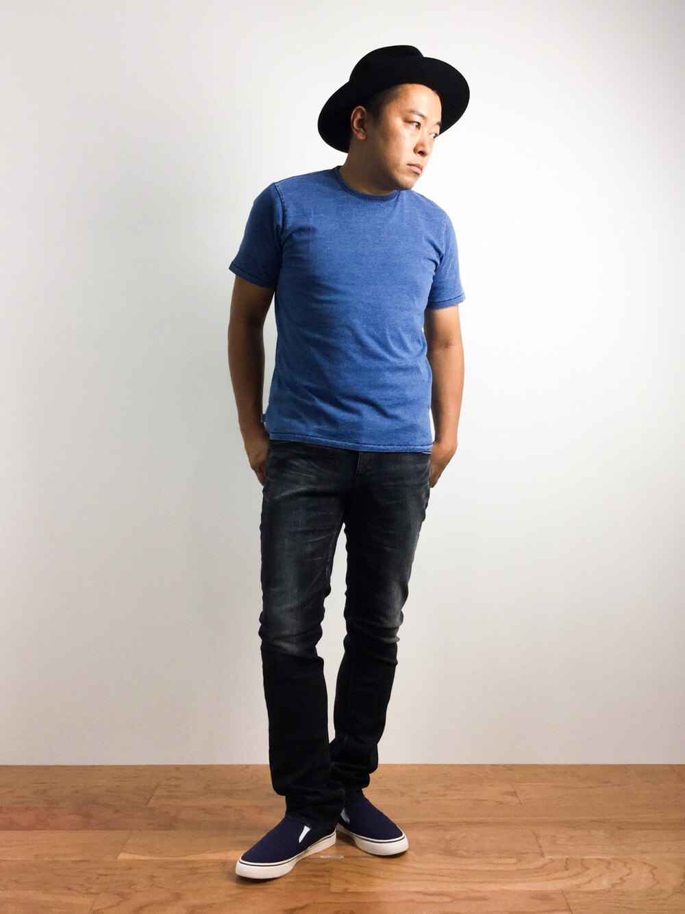 「Denime、coen、インディゴ染め、ストレッチデニム、Slip-On、sable clutch」｜「Denimeの【WEB限定】INDIGO PIECE CN TEE/インディゴクルーネックTシャツ（Tシャツ/カットソー、ブルー系）」を使った、ナカガワ リュウさん（メンズ・172cm）の夏コーディネートの1枚目の写真
